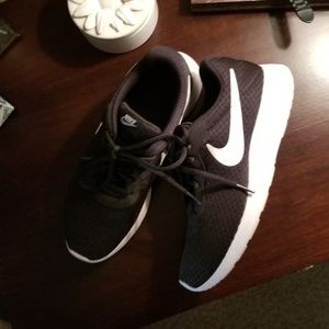 Ladies Nike shoes,  like new 8.5